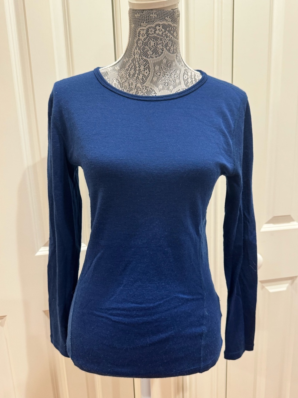 Woman’s Minus 33 100% Superfine Merino Wool Navy Long-Sleeve Top Size M
